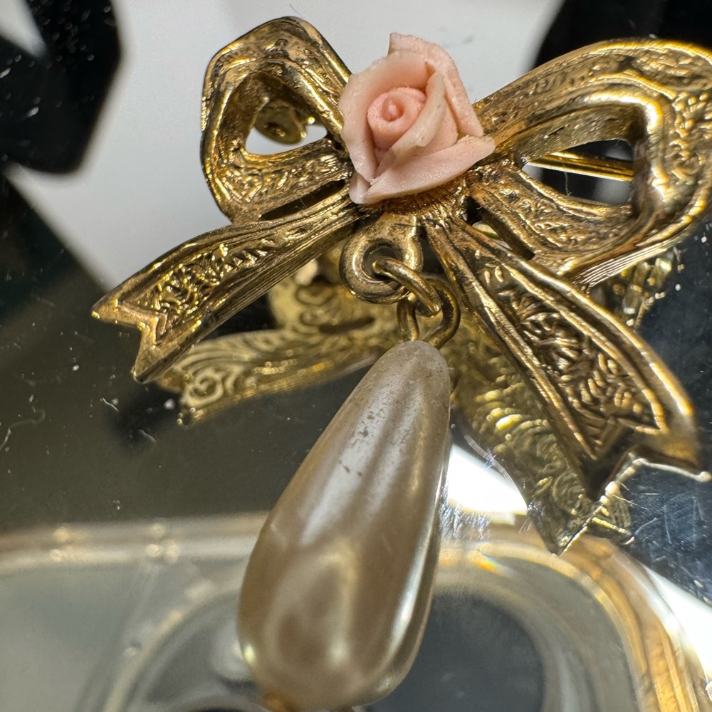 pendant, gold tone ribbon with Rosebud dangling faux pearl 1”